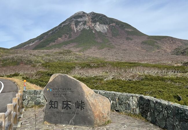 羅臼岳と国後島が望めます。