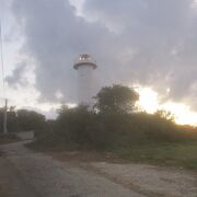 島の高台に建つ白亜の灯台