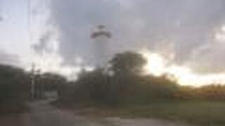 島の高台に建つ白亜の灯台