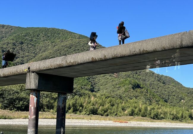 屋形船で下をくぐる