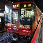 京都駅から嵐山に行く路線。混みます。