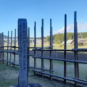 武田騎馬隊を壊滅させた馬防柵。互い違いになっていて、よくできてます