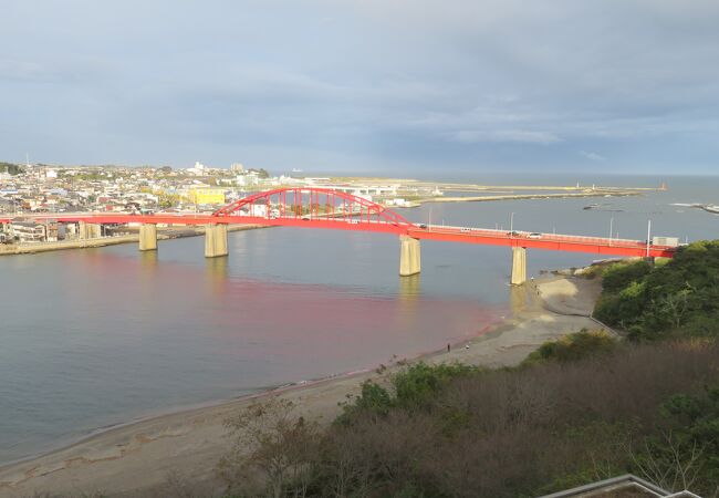 那珂川河口に架かる赤い橋