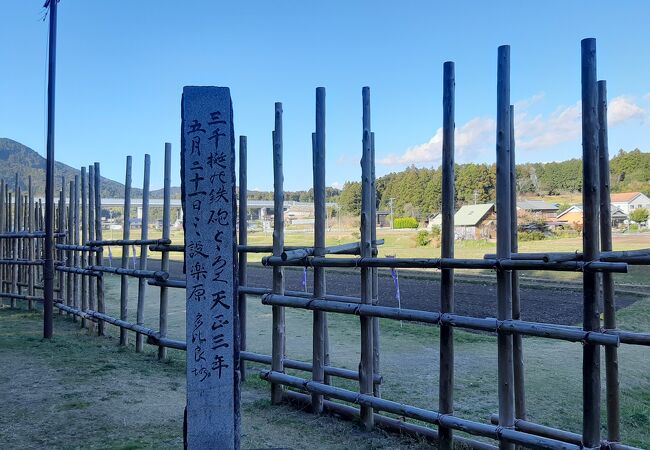武田騎馬隊を壊滅させた馬防柵。互い違いになっていて、よくできてます