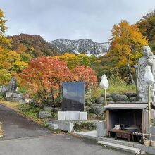 月山の雪景色と紅葉が美しい（鳥居のあたり）