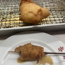 「食べかけ串かつ」と高価な「エビフライ」