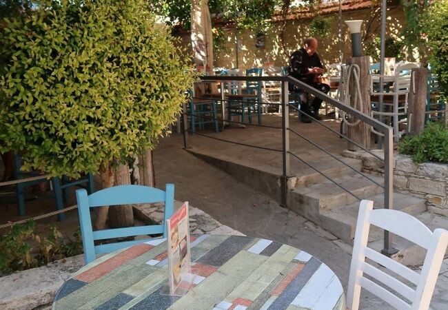 手編みレースと銀細工が名産の村の居心地いいカフェ・バー＋レストラン