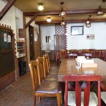 左奥に小上がりの座敷もあります