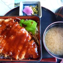 ソースカツ丼をカツ重にしたメニュー