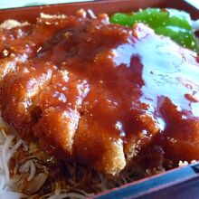 トンカツにたっぷりかかったタレ