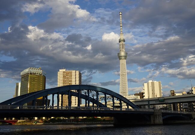 レトロな橋とスカイツリーのコラボ風景もよい