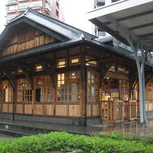 博物館は新しくて立派な建物です。