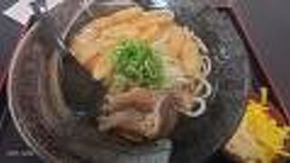 不揃いな麺の肉ごぼう天うどん（720円）を、美味しくいただきました