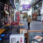 幅広・巨大なアーケード。飲食店の屋外席も邪魔になりません