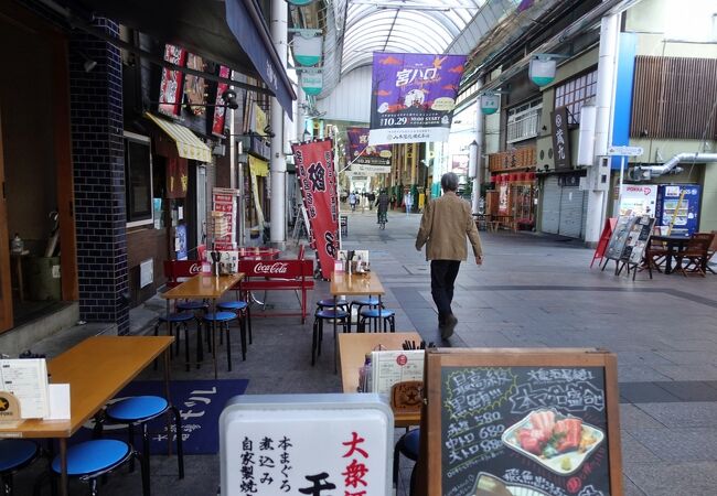 幅広・巨大なアーケード。飲食店の屋外席も邪魔になりません