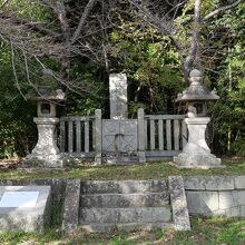 源氏三代の墓