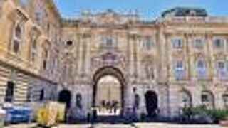 ライオン像がある