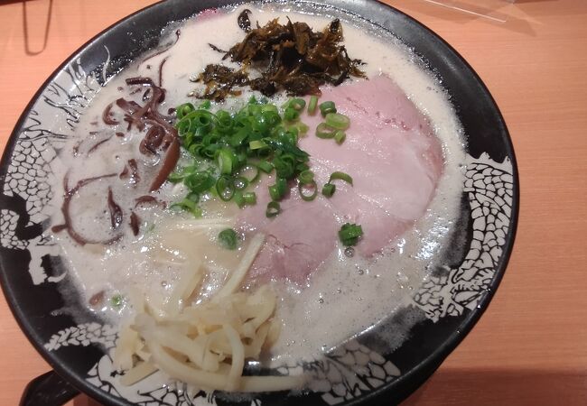 ラーメン830円＋替え玉150円＝980円で、十分満足です