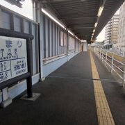 松浦鉄道の駅の2階は、小さな伊万里焼や鍋島焼の展示館（無料）でした