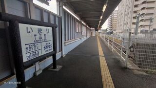 松浦鉄道の駅の2階は、小さな伊万里焼や鍋島焼の展示館（無料）でした