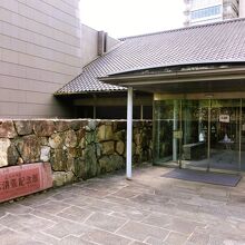 大きな平屋建て建物です