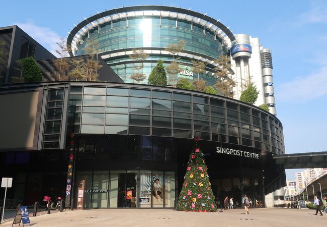 シンガポールポスト本社ビルのショッピングセンター