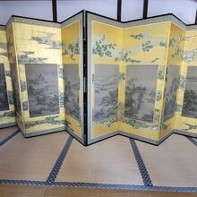 狩野元信の「四季花木草花下絵山水図押絵貼屏風」