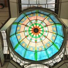 ドーム型ステンドグラスの屋根