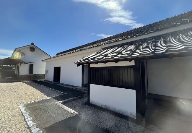 藩主の隠居所・昌明館の付属屋と門が残る。