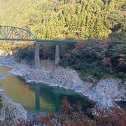 吉野川の奇岩と紅葉