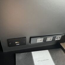 USB端子があるので、充電ケーブル直接させました