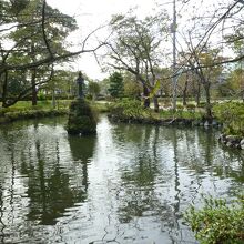公園内の池も美しい