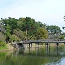 お堀に横たわる橋