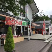 大きなお土産物屋さん