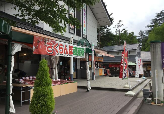 大きなお土産物屋さん