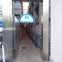 ファミリーマート横のこの道が近道です