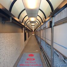 細い道を通っていきます