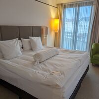 きれいで大きなベッド