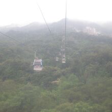 雨上がりだったので、若干、霧がかかってます。