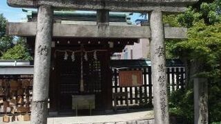 近松門左衛門などをまつる神社