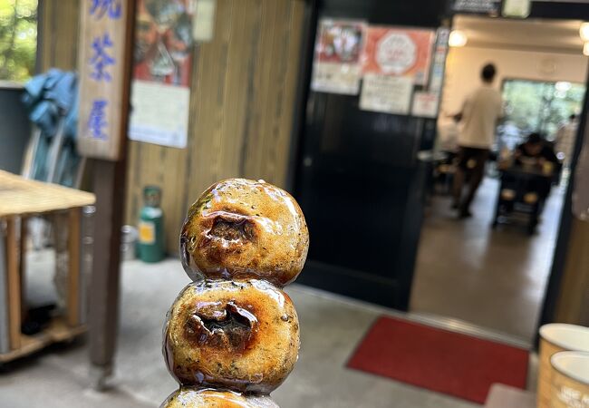 炭火焼きの黒胡麻団子醤油味が美味しかった