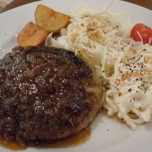 ランチセットのボリュームあるハンバーグ