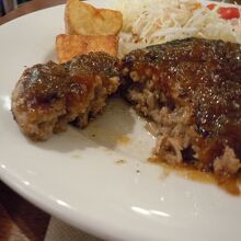 肉の旨味たっぷりのハンバーグ