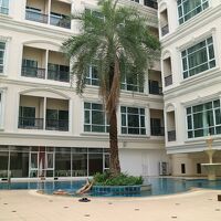 外装も白、内装も白いホテル