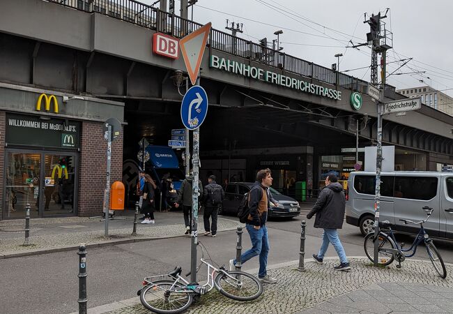 コンパクトだけど内も外も便利な駅