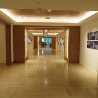 車寄せからロビーへ通じる廊下