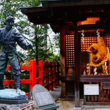 宮本武蔵の銅像と、保存された一乗寺下り松