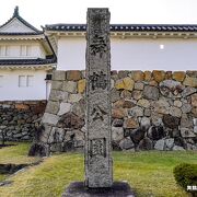 入口部分には豪壮な城門が美しい田辺城跡がある公園