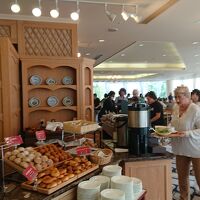 海外の団体様が貸切バス数台で入っていて朝食会場は混雑だった。