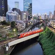 JR線と地下鉄丸ノ内線の電車が見えるスポット